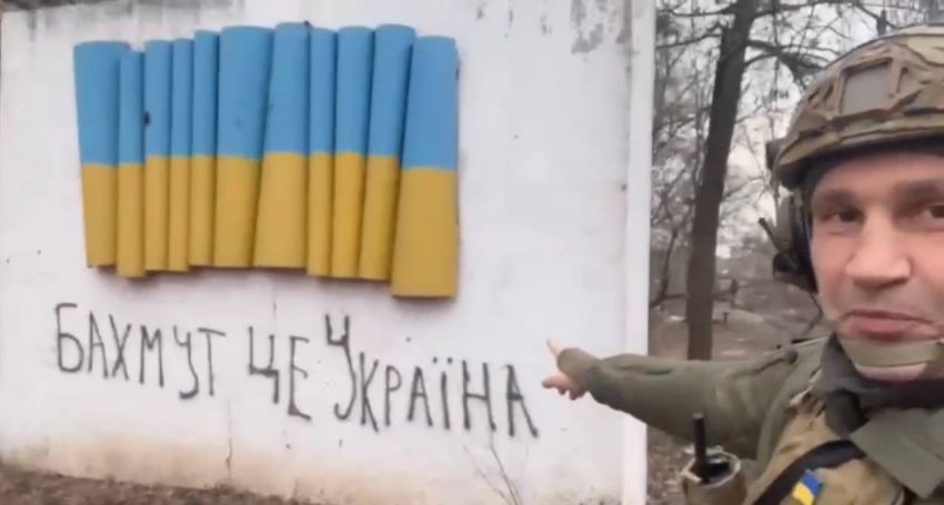 Виталий Кличко встретил Новый год с украинскими военными на передовой: "Шлем вам поздравления из Бахмута"
