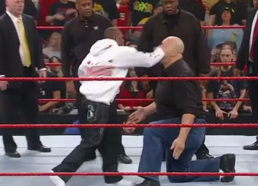 Вспоминаем как это было. Выход Флойда Мейвезера на бой против Big Show.