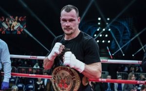 Алексей Егоров быстро справился с Романом Головащенко