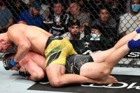 Тейшейра одолел Блаховича удушающим приемом на UFC 267, став новым чемпионом полутяжелого веса