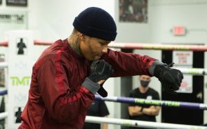 Карл Фрэмптон дал прогноз на бой Дэвиса и Санта Круса