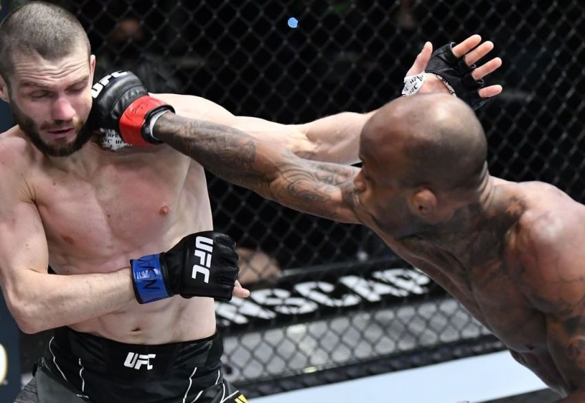 Украинец Денис Бондарь проиграл дебютный бой в UFC из-за жуткой травмы локтя