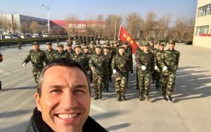 Кличко посетил странный парад в Китае