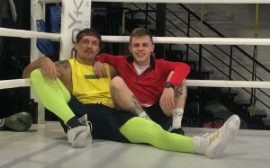 "Тип меняется в лице и извиняется". Тренер Беринчика рассказал забавный случай с Александром Усиком