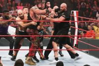 Тайсон Фьюри подрался с Броном Строумэном на шоу WWE