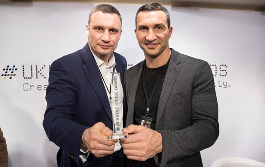 Братьям Кличко вручили награду в Давосе