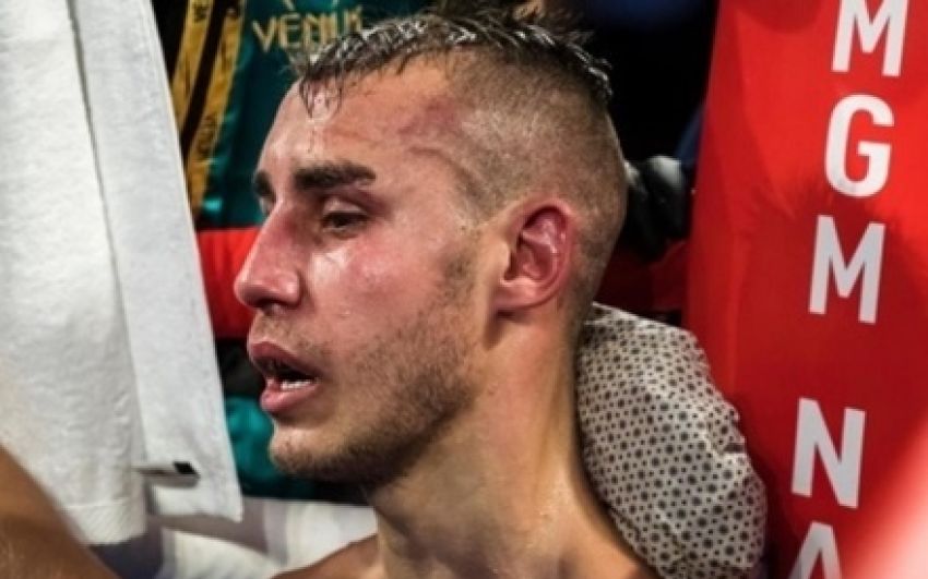 У него были страшные головные боли, но он продолжал драться
