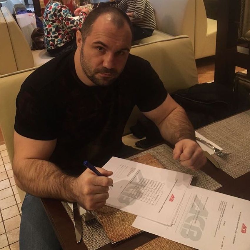 Константин Ерохин (9-3) сегодня подписал контракт с лигой АСВ
