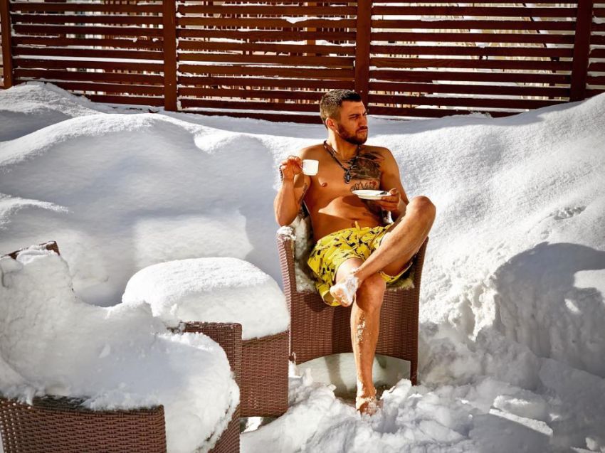 Василий Ломаченко пьёт кофе на морозе в одних шортах