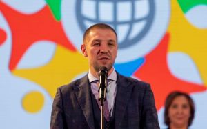 "Пассажира аккуратно вынесли из зоны полета и посадили в кресло": СМИ - о приключениях Дмитрия Пирога в аэропорту