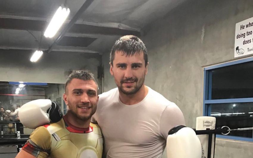 Василий Ломаченко и Александр Гвоздик в спорт зале