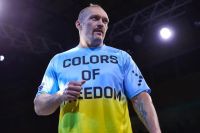 На фоне креста и иконы: Усик поздравил фанатов с Вербным воскресеньем