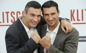 Братьям Кличко вручили награду "Мистер Олимпия"