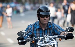 Виталий Кличко на мотоцикле заглох в центре Киева и заправился из бутылки: видео