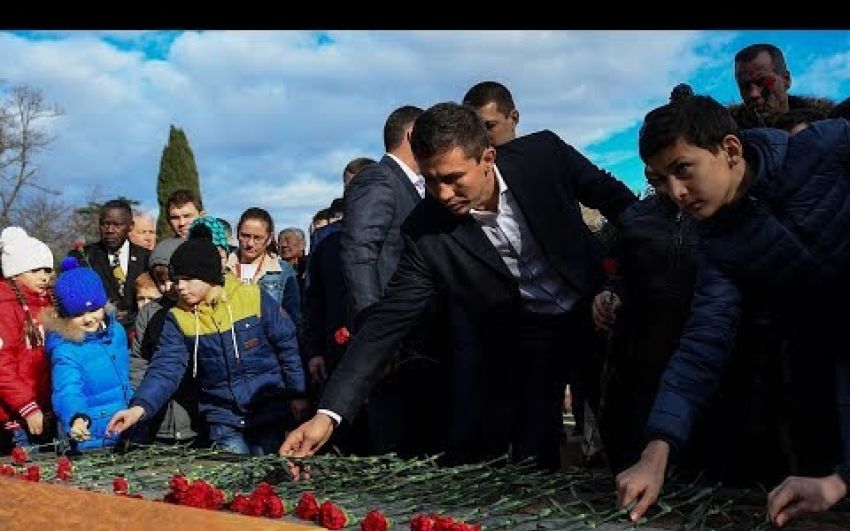 Геннадий Головкин возложил цветы к Вечном огню в Сочи