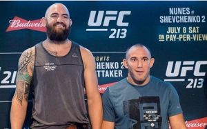 Алексей Олейник просит у UFC бонус за удушение Брауна 