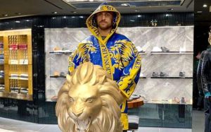 Василий Ломаченко продемонстрировал халат, в котором выйдет на бой с Кэмпбеллом