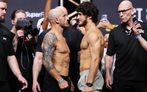 Алекс Волкановски нокаутировал Мовсара Евлоева во втором раунде на UFC 333