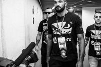 Чемпион Bellator оштрафован за то, что вылез из клетки после победы над соперником