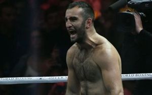 Мурат Гассиев поучаствовал в интернет-челлендже, разорвав колоду карт