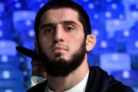 Махачев поддержал Чарльза Оливейру после лишения титула UFC