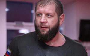 Александр Емельяненко дал подзатыльник посетителю своего мастер-класса