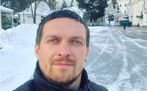 Усик выложил пост из Лавры. "Пашку Мерседеса встретил? Сказал ему, что он га...н?" - отреагировали фанаты