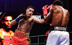 Давид Бенавидес удосрочил Роамера Ангуло, но остался без титула WBC
