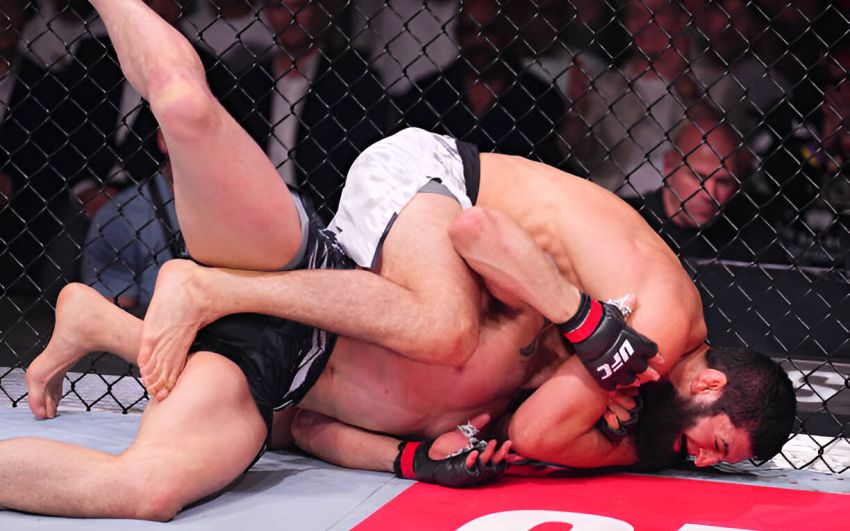 Хамзат Чимаев финишировал Роберта Уиттакера в первом раунде на UFC 308