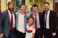 Головкин с сыном и победителями Кубка Стэнли-2018 