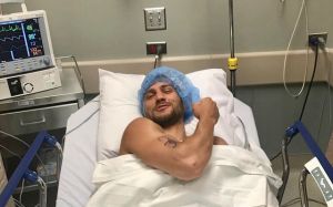 "Снова четыре дырки": Ломаченко показал свое плечо после операции