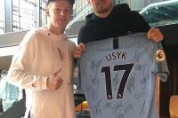 Александр Зинченко подарил Александру Усику эксклюзивную футболку "Манчестер Сити"