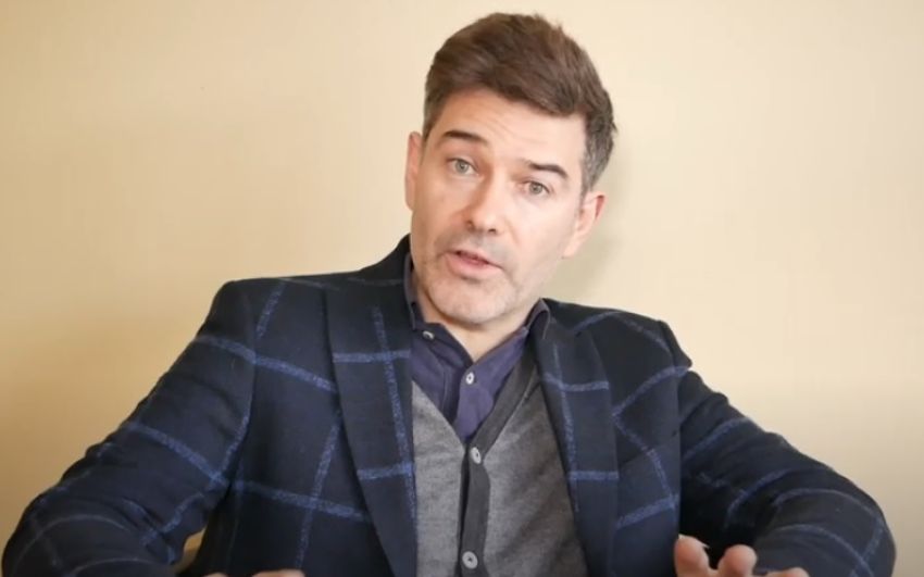 Промоутер удивил братьев Смитов карточным фокусом