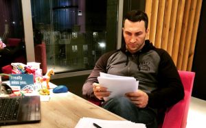 Владимир Кличко работает над книгой "Управление вызовами"
