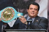 Президент WBC предположил, что присутствие отцов в углу у боксеров может оказывать негативное влияние