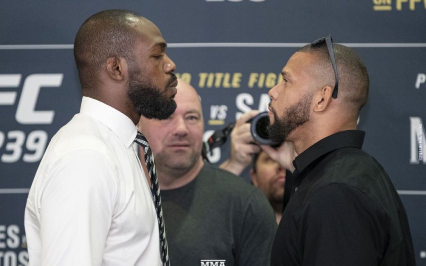 Битвы взглядов участников турнира UFC 239: Джон Джонс - Тиаго Сантос 