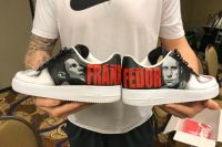 Кадр дня: Фрэнк Мир получил в подарок специальные кроссовки к бою с Федором Емельяненко