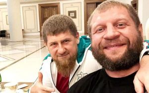 Александр Емельяненко подарил Рамзану Кадырову пояс чемпиона "РЕН ТВ"