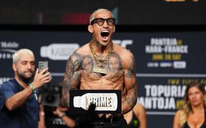 Чарльз Оливейра раскритиковал других легковесов UFC за нежелание драться с ним в Бразилии: "Это плохо выглядит"