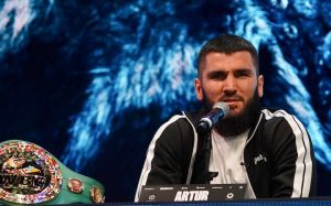WBO требует от Бетербиева подтверждений травмы, в результате которой сорвался бой с Биволом, грозится отобрать титул