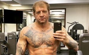 Александр Емельяненко рассказал, сколько воды выпивает за одну тренировку