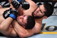 Ислам Махачев "задушил" Тиаго Мойзеса в главном бою UFC on ESPN 26