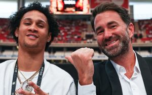 Эдди Хирн похвастался, как обошел Top Rank во время переговоров с Реджисом Прогре: "Они предложили больше денег"