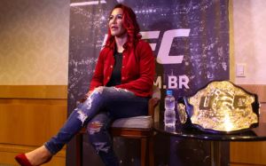 Крис Сайборг: "UFC не хочет платить за бой с Холм нормальные деньги"