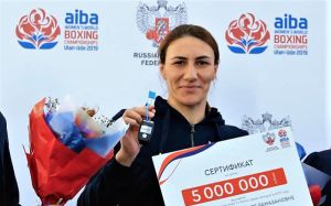 Премия и автомобиль для чемпионки мира по боксу