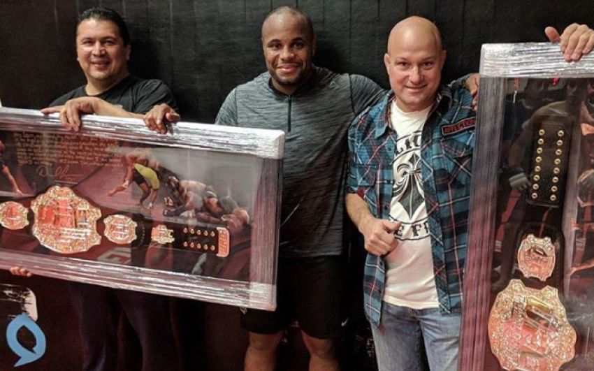 Даниэль Кормье отдал дань уважения своим тренерам, подарив им свои пояса UFC