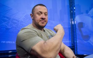 Михаил Кокляев тренирует бокс с Александром Волковым 