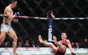 Вейли Жанг побывала в нокдауне, но победила Янь Сяонань на UFC 300