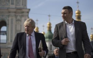 Кличко вручил Борису Джонсону награду "Почетный гражданин Киева"