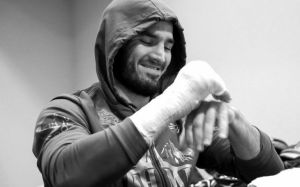 Артур Бетербиев рассказал два любимых анекдота про боксеров